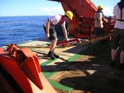 Mitarbeiter lassen den Streamer mit den Unterwassermikrofonen vom Messschiff ins Meer.  © Fraunhofer IWES