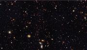 Eine der zwei Himmelsregionen, in denen das CANDELS-Team einen ungewöhnlichen neuen Typ Zwerggalaxie gefunden hat. Der gezeigte Ausschnitt ist Teil des so genannten GOODS-South-Felds im Sternbild Chemischer Ofen (lat. Fornax). Es handelt sich um ein Falschfarbenbild aus Daten der beiden astronomischen Kameras ACS und WFC3 des Weltraumteleskops Hubble. Bild: NASA/ESA, A. van der Wel (MPIA), H. Ferguson & A. Koekemoer (STScI) und das CANDELS-Team.