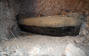 Unberührtes Grab: Hölzernen Sarkophag, der die Mumie einer Frau namens Nehemes-Bastet enthält. Bild: Universität Basel