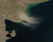 Ackerbodenstaub-Fahne vor der argentinischen Küste (Satellitenfoto: NASA Earth Observatory, Jeff Schmaltz)
