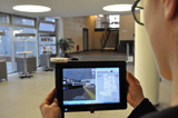 Auf dem Bildschirm wird das virtuelle 3D-Innenraummodell des Gebäudes angezeigt. Der Standort und die zurückgelegte Strecke sind in der Karte eingezeichnet.  © Fraunhofer IPA