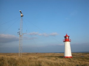 Die Hochfrequenz-Radarstationen auf Sylt. Hochfrequenz-Radargeräte können bis zu 200 km Entfernung messen, sind 24 Stunden am Tag und bei jedem Wetter im Einsatz (© HZG). 