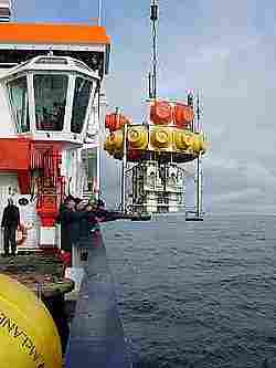 Ab ins Wasser! Ein Tiefsee-Lander wird mit dem Kran von Bord des Forschungsschiffes Polarstern aus zu Wasser gelassen. Foto: Thomas Soltwedel, Alfred-Wegener-Institut