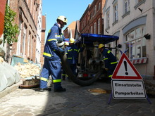 Mit Hochleistungspumpen gehen die THW-Kräfte gegen die Wassermassen vor. Hier in Lauenburg. Quelle: THW