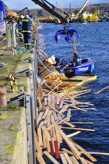 THW-Kräfte bergen meherere hundert Tonnen Treibgut aus der Kieler Förde. Quelle: THW