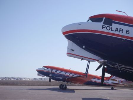Forschungsflugzeuge Polar 5 und Polar 6 des AWI einsatzbereit auf dem Flughafen von Inuvik/Kanada Quelle: LIM