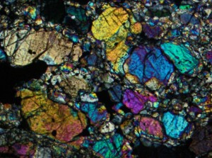 So sieht das Innere des Meteoriten unter dem Polarisationsmikroskop aus. Foto: WWU/Addi Bischoff