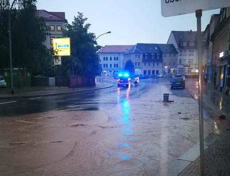 Eine dicke Schlammschicht bedeckte viele Straßen in der sächsischen Kreisstadt Döbeln. Quelle: THW