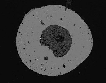 Mikrosphäre vom Meteoriten: Das am Krater der „Domaine du Météore“ gefundene Eisenoxidkügelchen enthielt einen Kern aus Mineralien, die typisch für die Kraterumgebung sind, sowie viele Mikrodiamanten. Frank Brenker Goethe-Universität Frankfurt